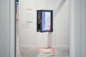 Klikou ovládaný aretační omezovač otevření určený pro hliníková okna