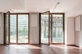 Standardní řešení pro velkoformátová okna: „Roto NX | Power Hinge“